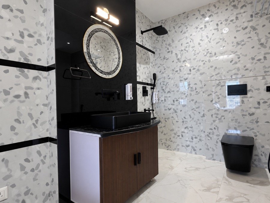 Contemporary bathroom at Hotel Pineora Dalhousie